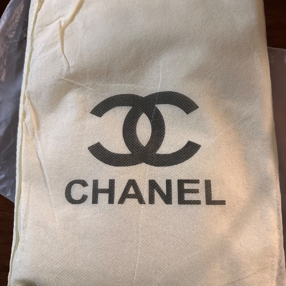 CHANEL White Quilted Cosmetic Bag/ClutchI/Ipad Case with Iconic Logo - Picture 1 of 8